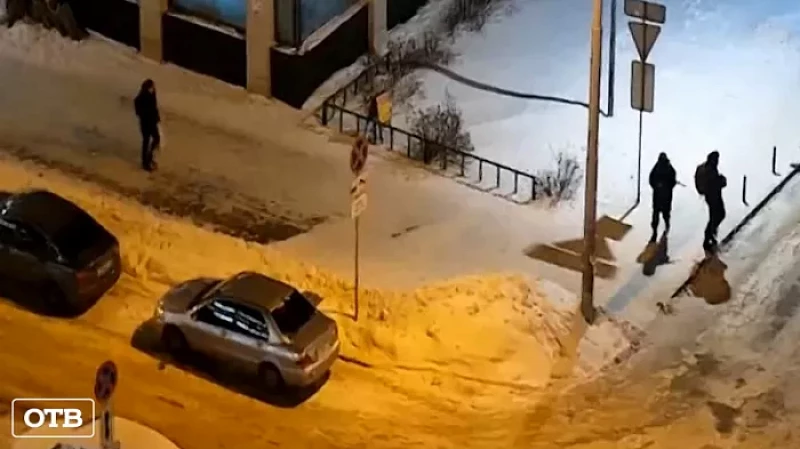 Двое мужчин в экипировке с оружием в руках напугали жителей Академического