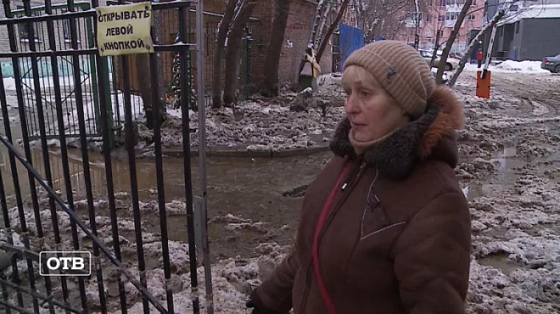 Ушла под воду: на улице Юмашева в Екатеринбурге разлилась коммунальная река