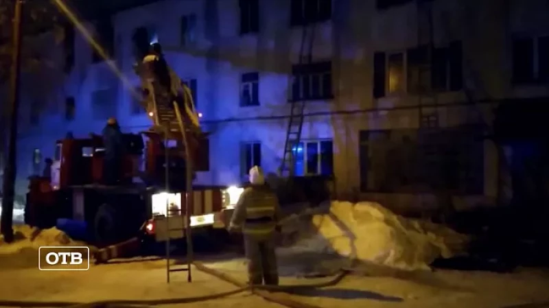 В Сухом Логу почти полностью выгорел жилой дом: есть пострадавшие