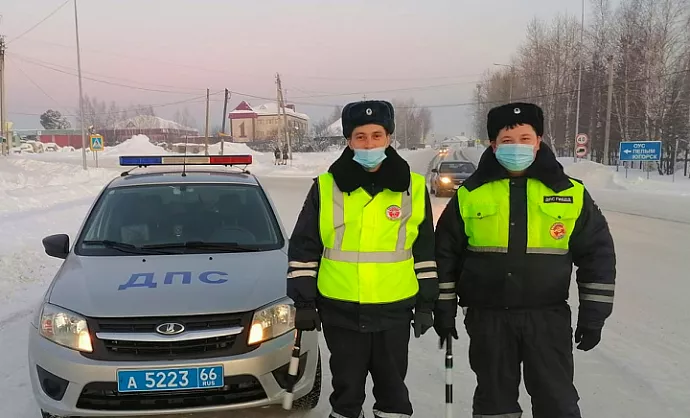 Дальнобойщика спасли на уральской трассе инспекторы ГИБДД