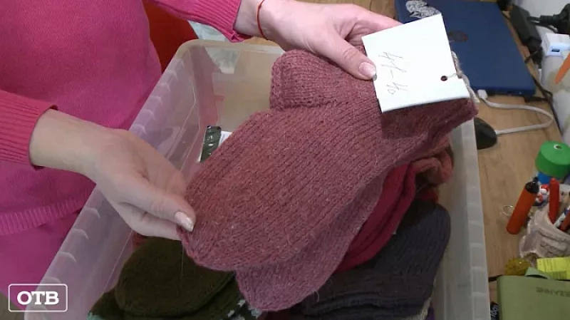 Тёплые вещи для бездомных вяжут волонтёры Екатеринбурга