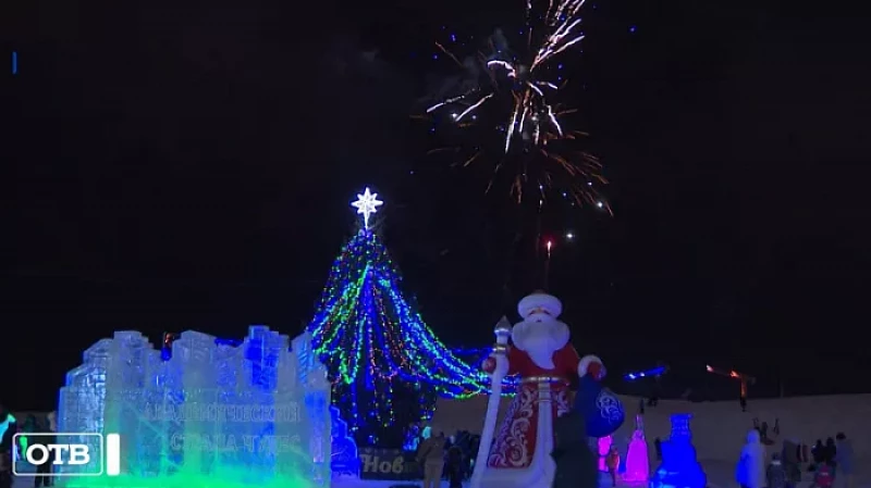 В Академическом открылся ледовый городок с 12-метровой ёлкой