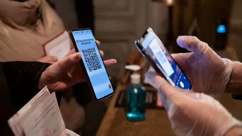 Губернатор Куйвашев временно отменил QR-коды для посещения ресторанов, фитнес-центров и салонов красоты