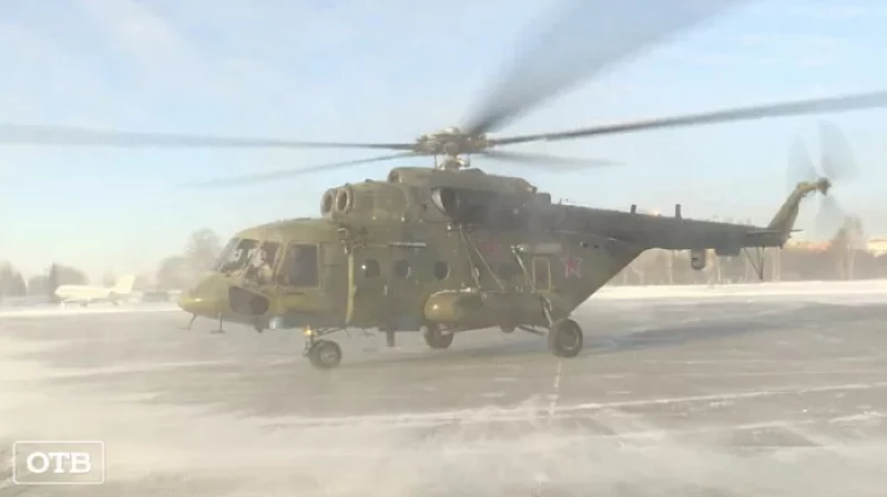 Дед Мороз на вертолёте прилетел к уральским детям