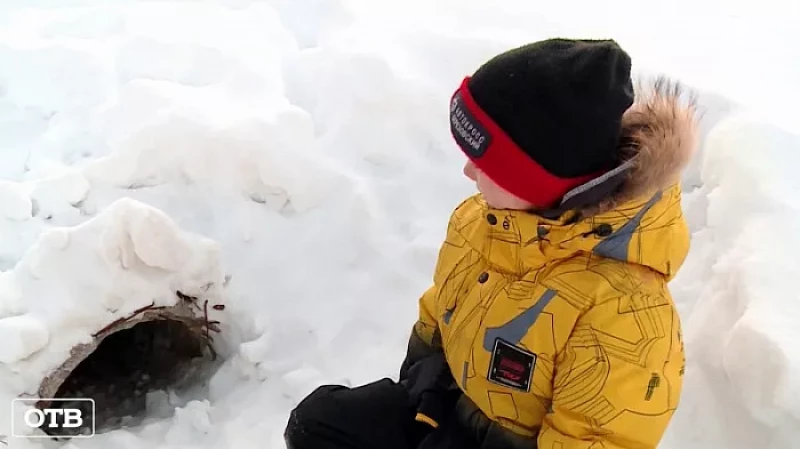В Берёзовском восьмилетний мальчик преодолел 5 метров в тёмной трубе, чтобы спасти щенков