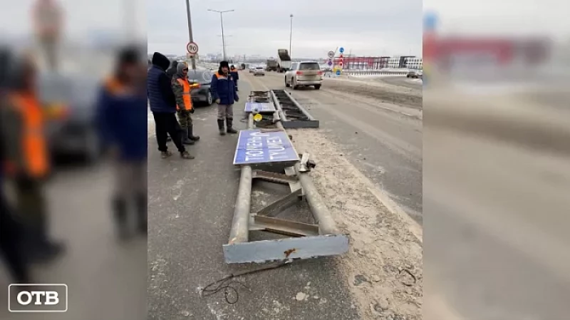 На Кольцовском тракте грузовик с поднятым кузовом снёс дорожные знаки