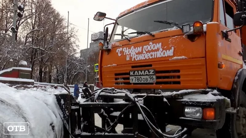 В Екатеринбурге не хватает рабочих для быстрой очистки улиц от снега