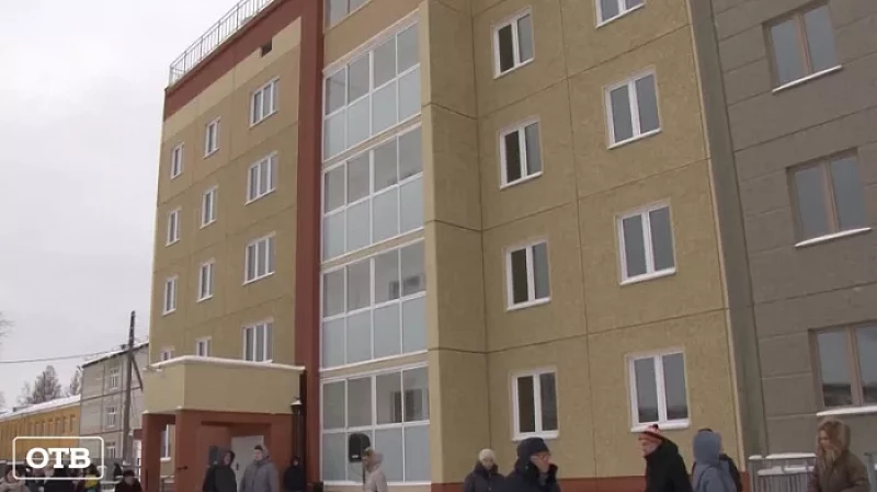 90 детей-сирот из Монетного получили ключи от квартир