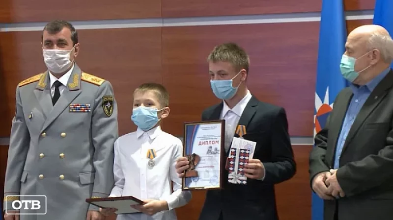 В свердловском МЧС наградили народных героев