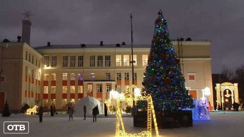 В Екатеринбурге на школьном дворе залили каток