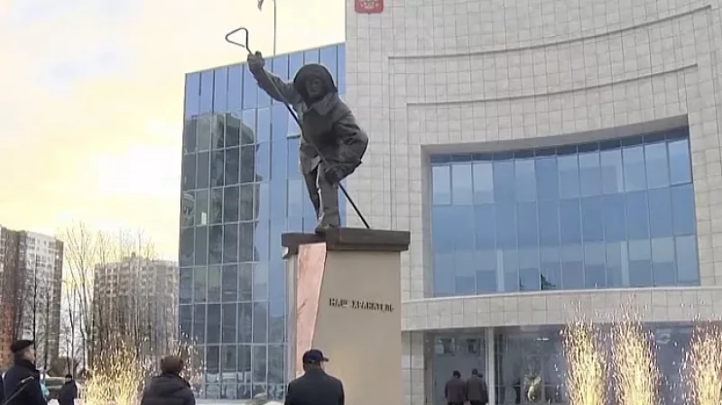 В Верхней Пышме открыли четырёхтонный памятник металлургам