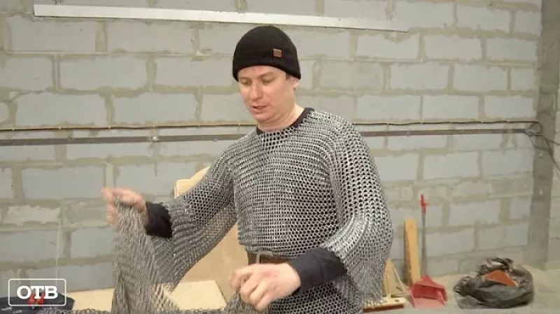 Доспехи доктора: реаниматолог из Екатеринбурга в свободное время вяжет кольчуги