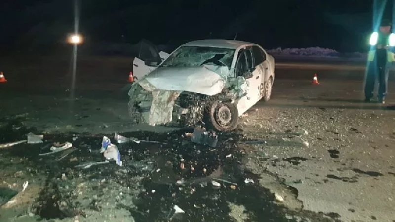 В Югре столкнулись Volkswagen с автобусом, пассажир погиб