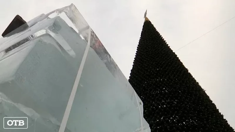 В Екатеринбурге началось строительство новогоднего ледового городка