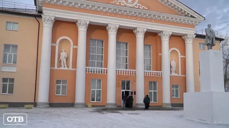 В Левихе во время капремонта Дворца культуры под 70-летним слоем пыли обнаружили «Бажовскую комнату»