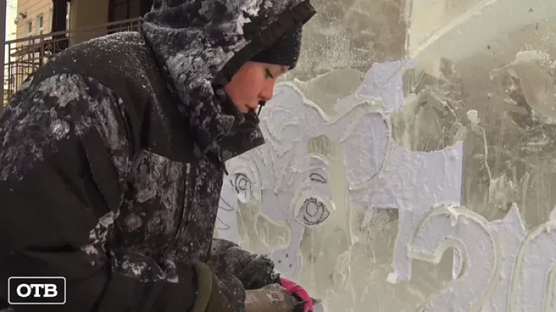 В парке Маяковского мастера создали полосатый символ 2022 года изо льда