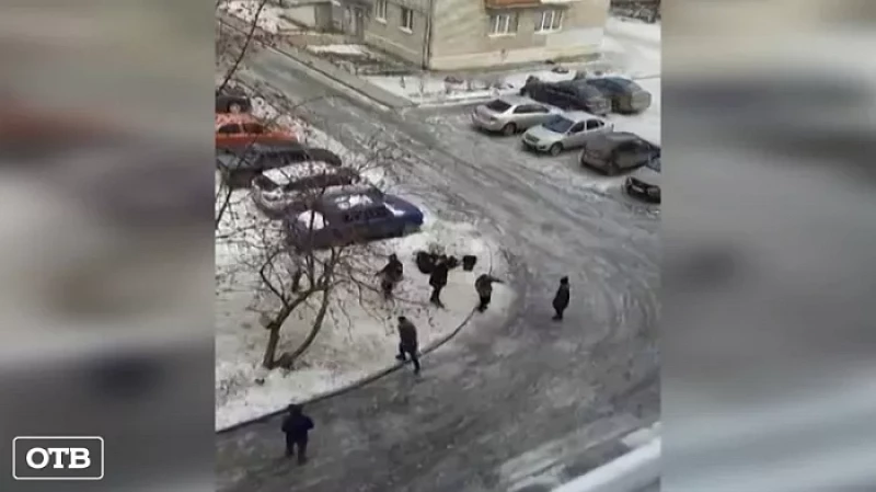 Свердловчан просят сообщать о стихийных горках рядом с проезжей частью