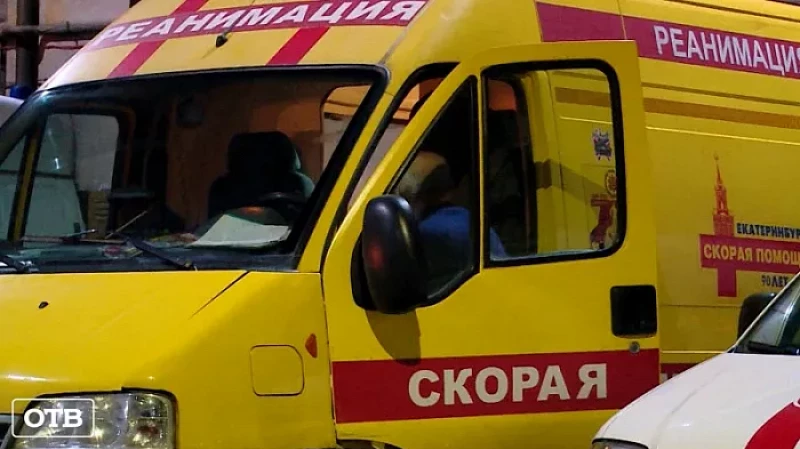 Скрутил из-за ПЦР-теста: в Екатеринбурге мужчина напал на врачей скорой помощи, прибывших к его сыну