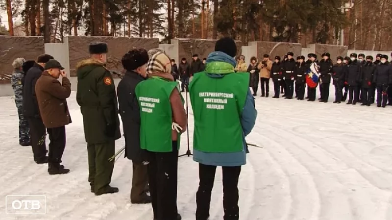 В преддверии Дня Героев Отечества горожане возложили цветы на Широкореченском мемориале