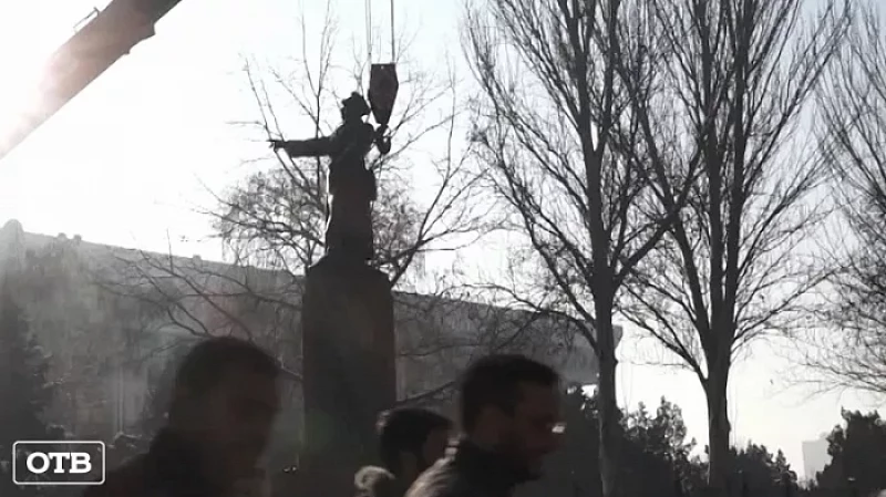 В столице Киргизии установили памятник Ивану Панфилову, воссозданный уральскими мастерами