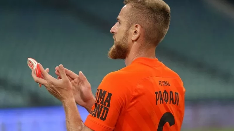 Футболисты «Урала» в большинстве обыграли московский «Локомотив»