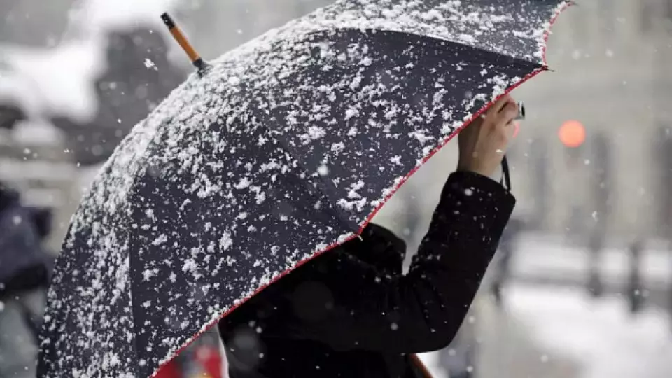 Сильный снег и порывистый ветер: на Среднем Урале сохраняется предупреждение о непогоде