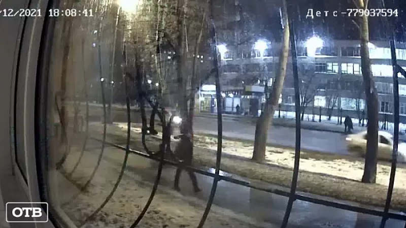 Подростки регулярно обстреливают квартиру на Уралмаше яйцами и снежками