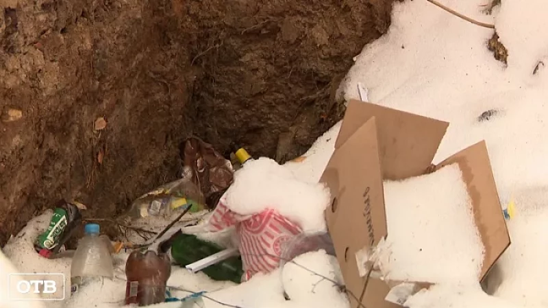 В одном из лесопарков Екатеринбурга жители обнаружили мусорные овраги