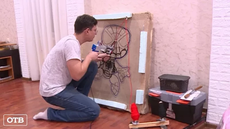 Житель Новоуральска вручную набивает тафтинговые ковры