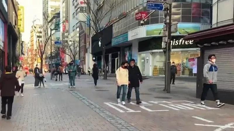 Жизнь с COVID-19: в Южной Кореи маски носят даже малыши