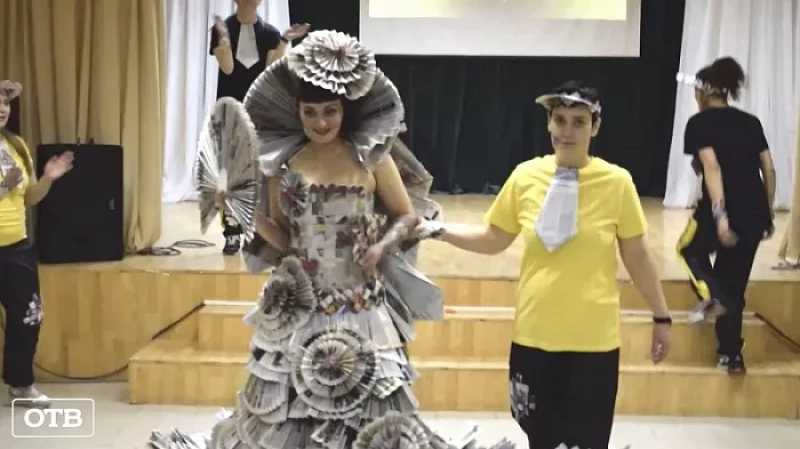 В Краснотурьинской женской колонии сшили платье из 20 кг старых газет