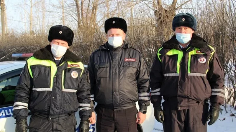 В Верхней Пышме экипаж ДПС спас людей из горящего дома