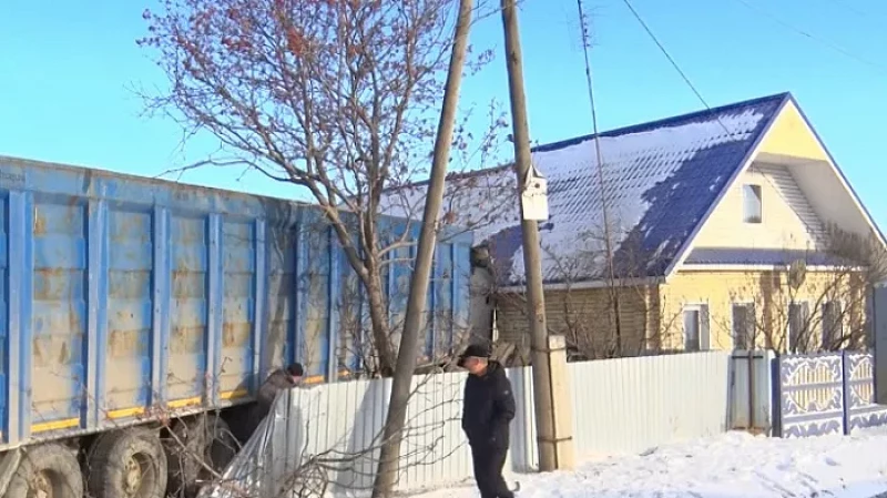 Разрушительный рейс: в Каменском районе фура врезалась в жилой дом