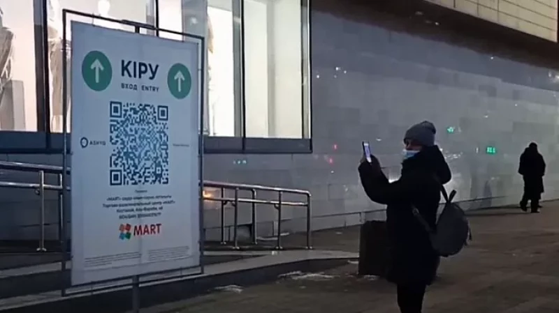 Зелёный, синий и красный: жизнь с COVID-19 в Казахстане