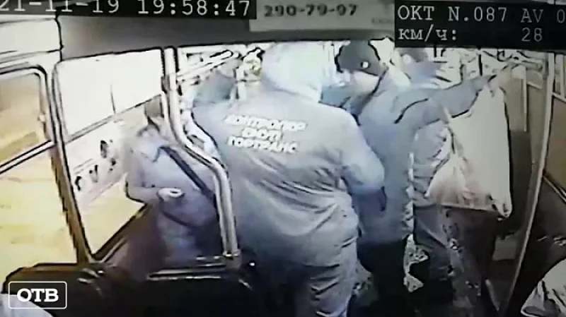 Полицейские задержали дебошира, разбившего топором стекла троллейбуса в Екатеринбурге