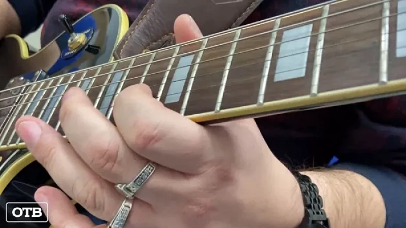 Музыкальная терапия: врач-уролог из Екатеринбурга играет рок и коллекционирует электрогитары