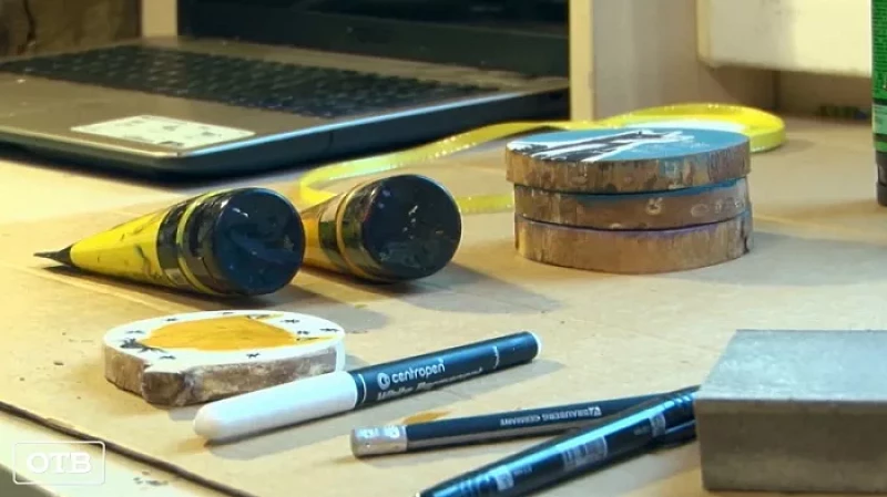 Юная художница из Первоуральска рисует картины на спилах деревьев