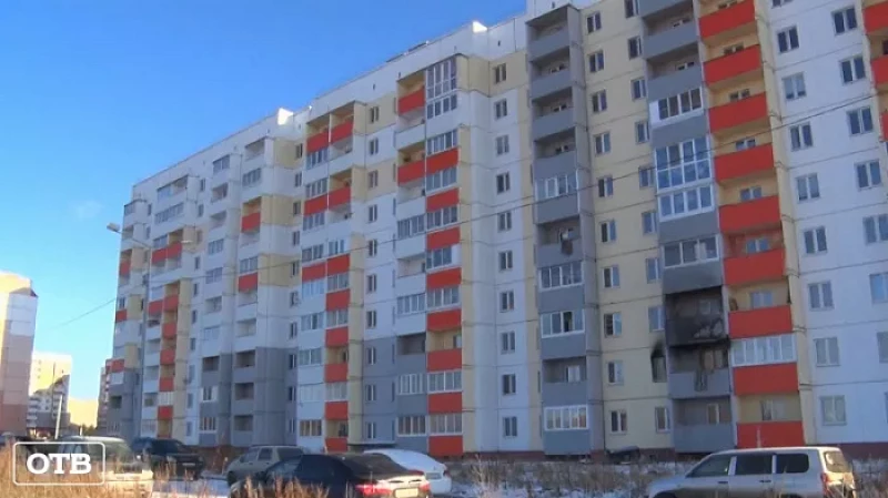 Жители многоэтажки в Нижнем Тагиле замерзают после пожара в одной из квартир