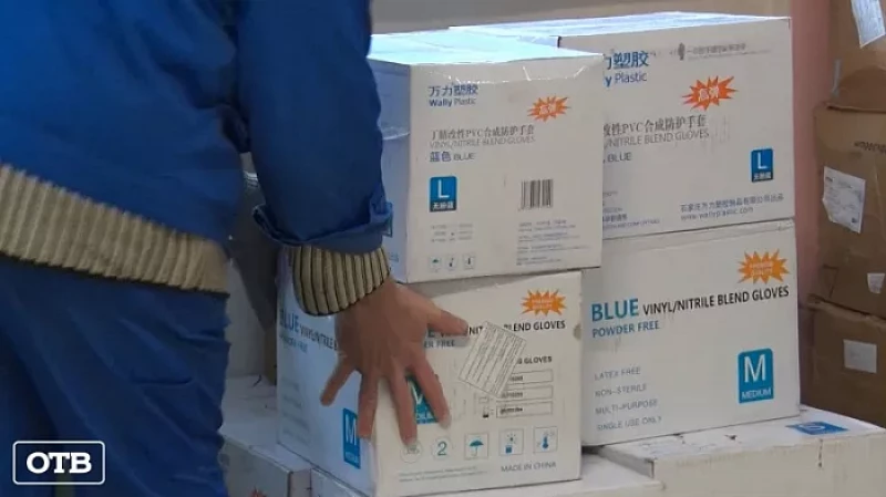 Депутаты Екатеринбургской думы передали партию СИЗов в горбольницу № 7