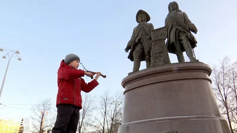 Памятникам Екатеринбурга поют, танцуют и читают стихи