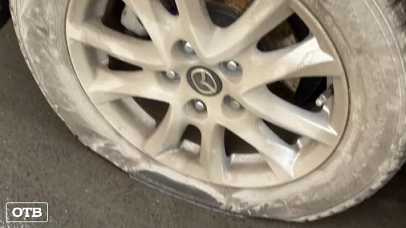 В Екатеринбурге вандалы прокололи колёса у 20 автомобилей