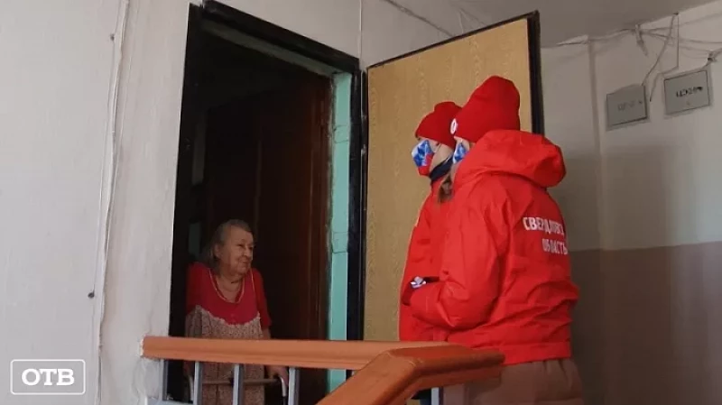 Работают без выходных: свердловские волонтёры доставляют подарки ко Дню народного единства