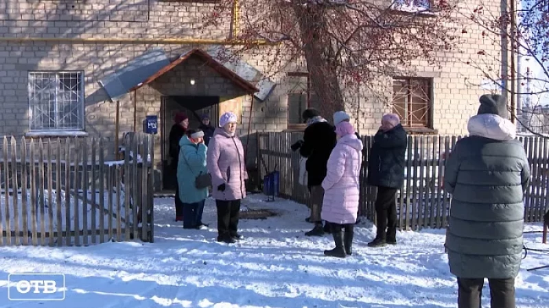 Жители Екатеринбурга сливают горячую воду в канализацию, чтобы отапливать квартиры