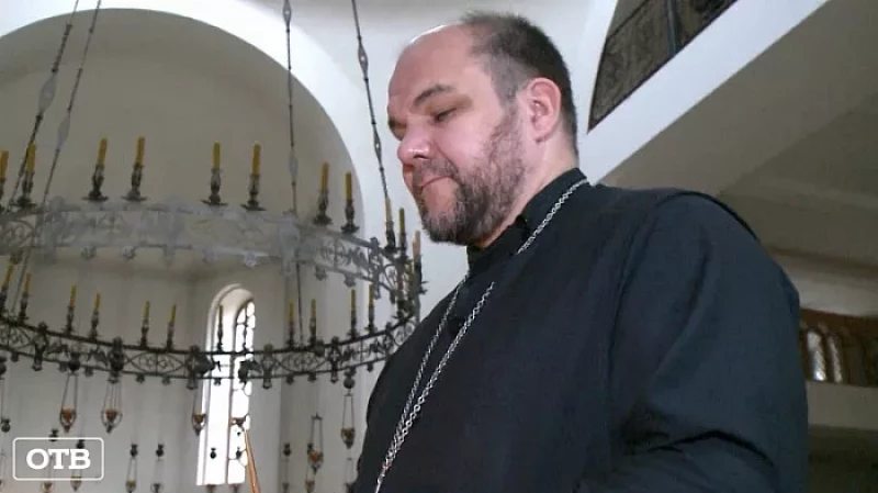 Иеромонах Алапаевского мужского монастыря проводит тренировки по гиревому спорту