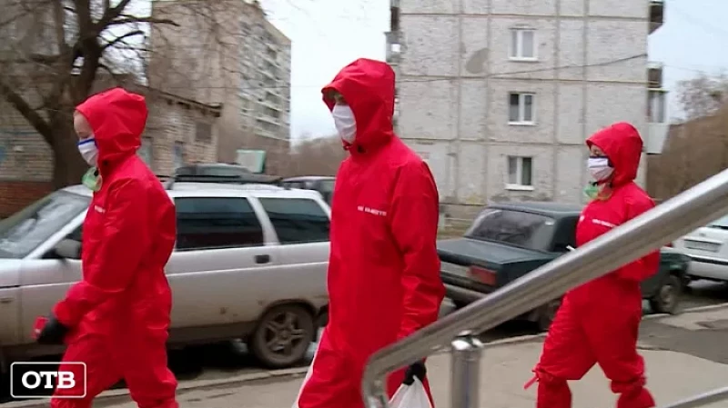 На Урале мобильный отряд волонтеров помогает в дезинфекции мест общего пользования