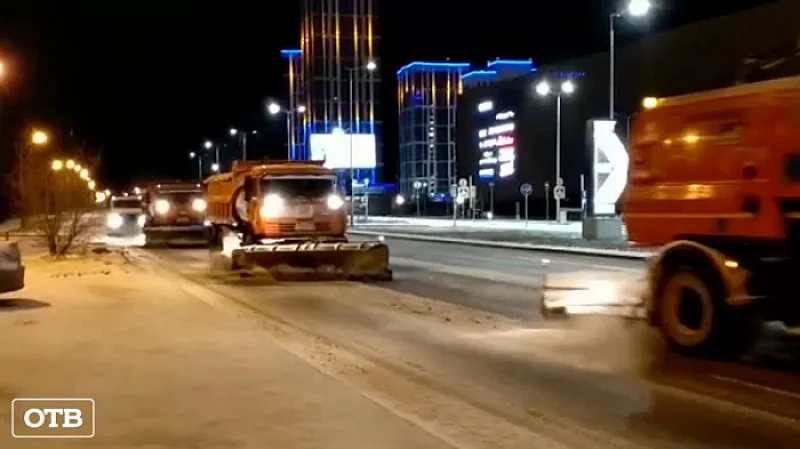 В «День жестянщика» на улицы Екатеринбурга высыпали 166 тонн реагентов