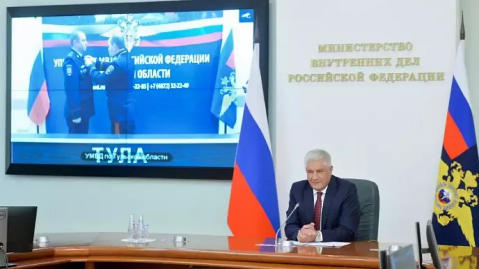 Владимир Колокольцев поздравил сотрудников органов внутренних дел, отличившихся при спасении погибавших, с высокими наградами
