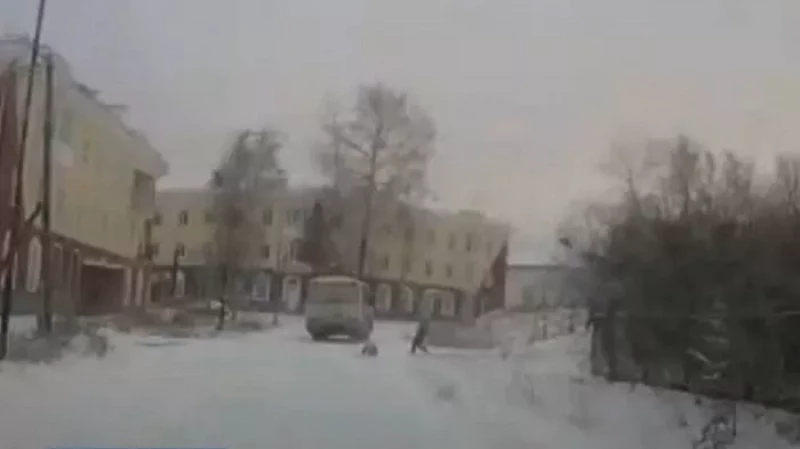 В поселке Черёмухово автобус переехал 5-летнюю девочку, катавшуюся на ледянке
