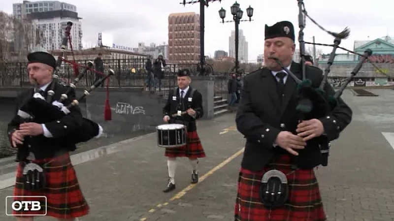 Оркестр волынщиков прошел маршем по набережной Исети в Екатеринбурге