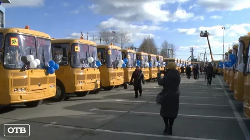 Дорога к знаниям: свердловским школам передали 37 новых автобусов